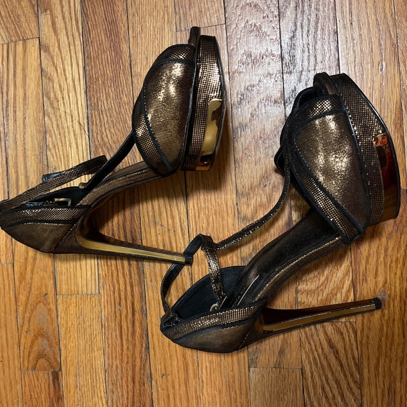 BCBGMaxazria FLORRIE BRONZE METALLIC LEATHER T STRAP HEELS Size  7 1/2 - Picture 6 of 6